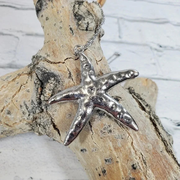 Natural Shell Chipped Rhinestone Starfish Pendant Necklace with 18in Chain - Picture 4 of 6